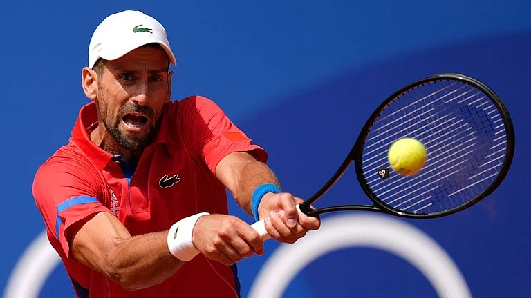 Novak Djokovic returns the ball to Spain's Carlos Alcaraz - | Photo: AP/Manu Fernandez